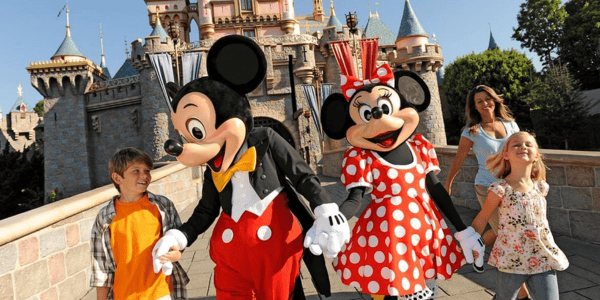 disneyland-mickey-family-2023