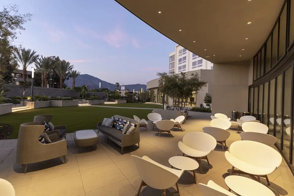 le-meridien-outside-garden-mixer-lounge-chairs